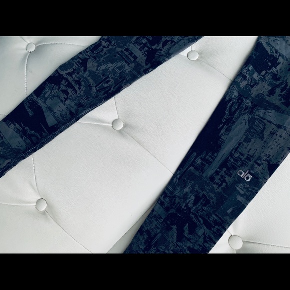 ALO Yoga High Rise Leggings - Picture 8 of 8